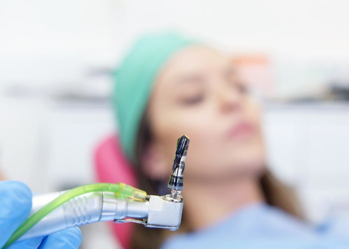 Bác sĩ tiến hành phẫu thuật trồng răng Implant cho bệnh nhân